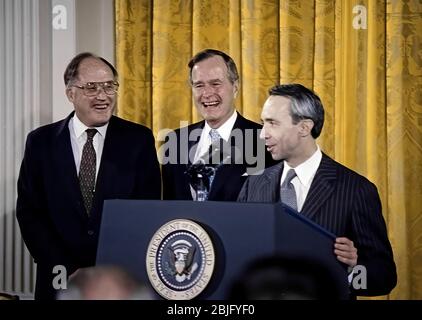 Washington DC, USA, 13 septembre 1990.le juge David Suter prononce des remarques du podium dans la salle est de la Maison Blanche après avoir été assermenté par le juge en chef des États-Unis William Rehnquist (à l'extrême gauche) comme président George H.W. La bague (C) s'y regarde. Crédit: Mark Reinstein/MediaPunch Banque D'Images