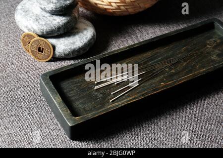 Aiguilles d'acupuncture en bois sur fond de tissu Banque D'Images