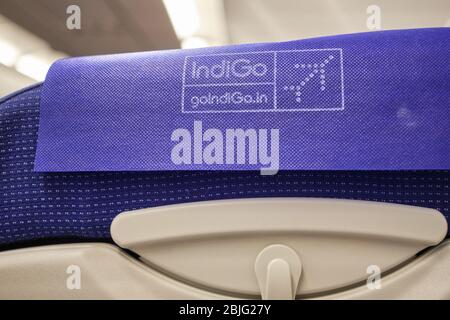 New Delhi / Inde - 12 octobre 2019: Logo Indigo sur un appuie-tête de siège d'avion. Indigo est une compagnie aérienne indienne à bas prix et la plus grande compagnie aérienne en Inde Banque D'Images