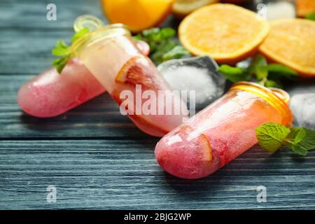 Glace aux agrumes avec fruits sur table en bois Banque D'Images