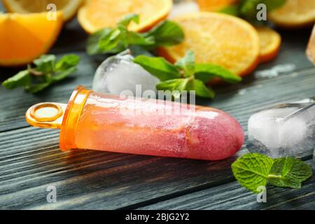 Glace aux agrumes avec fruits sur table en bois Banque D'Images