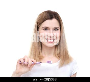 Portrait de la jeune femme belle brossant les dents sur fond blanc Banque D'Images