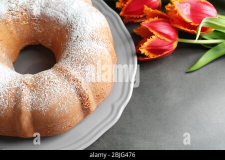 Assiette avec délicieux gâteau fraîchement cuit sur la table Banque D'Images