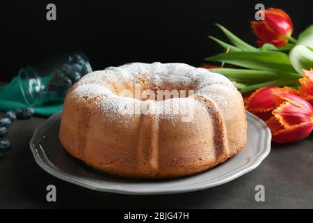 Assiette avec délicieux gâteau fraîchement cuit sur la table Banque D'Images