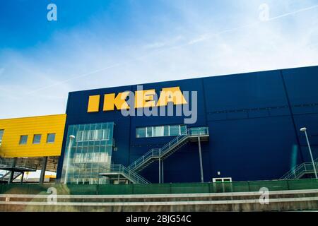 Vienne, Autriche - 16 août 2017 : vue du magasin bleu IKEA avec le logotype jaune Banque D'Images