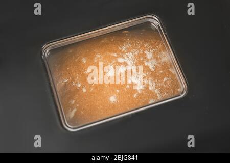 Pain frais croustillant dans la machine à pain, à proximité Banque D'Images