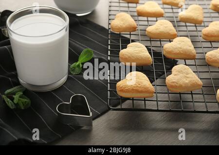 Grille de cuisson avec biscuits au beurre en forme de coeur sur table Banque D'Images