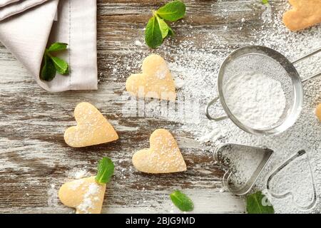 Biscuits au beurre en forme de coeur sur la table Banque D'Images