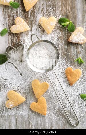 Biscuits au beurre en forme de coeur sur la table Banque D'Images