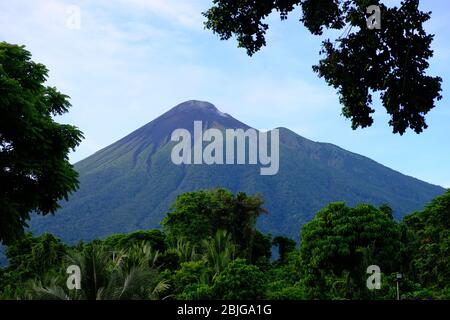 Ternate Indonésie - Volcano Gamalama vue panoramique Banque D'Images