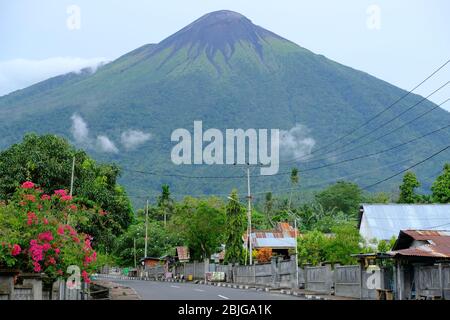 Ternate Indonésie - Volcano Gamalama vue panoramique Banque D'Images