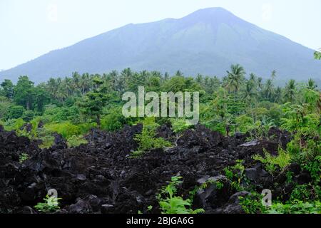 Ternate Indonésie - Volcano Gamalama et écoulement de lave refroidi Banque D'Images