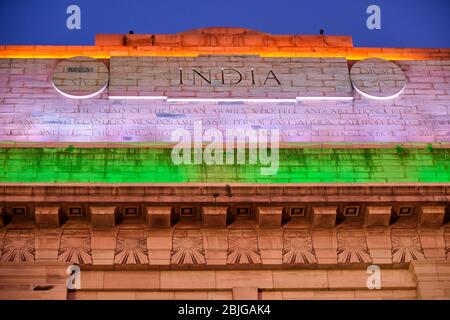 Monument commémoratif de guerre de la porte de l'Inde à New Delhi, en Inde, illuminé dans des couleurs de drapeau national indien Banque D'Images