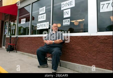 Canton, GA, États-Unis. 29 avril 2020. Un invité d'un restaurant Waffle House de petite ville attend une commande à emporter pendant la première semaine d'affaires en Géorgie a été autorisé à rouvrir pour dîner à l'intérieur après la fermeture de l'État, en raison des préoccupations de COVID-19. Les restaurants Waffle House, basés à Atlanta, Géorgie, sont le pilier de la culture du Sud, et sont généralement ouverts 24 heures sur 24. Malgré la réouverture, de nombreux restaurants ne voient qu'un nombre limité de clients jusqu'à présent. Crédit: Robin Rayne/ZUMA Wire/Alay Live News Banque D'Images