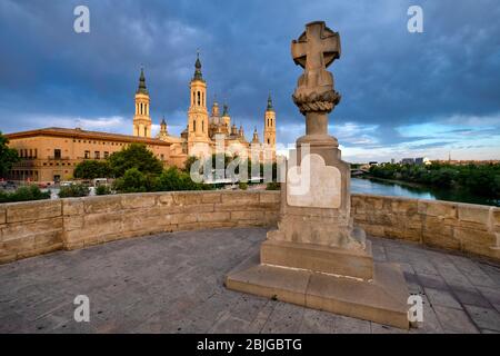 Cathédrale-Basilique de notre-Dame du pilier alias Basílica de Nuestra Señora del Pilar du Ponte de Piedra ancien pont en pierre de Saragosse, Espagne Banque D'Images