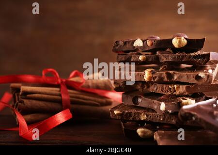 Pile de chocolat et cannelle sur table en bois Banque D'Images