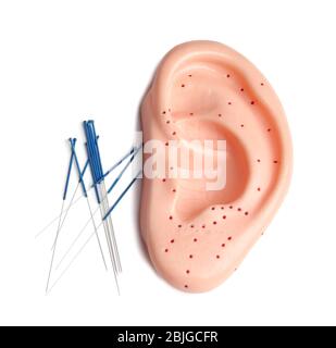 Aiguilles pour l'acupuncture et la moquture en plastique de l'oreille humaine sur fond blanc Banque D'Images