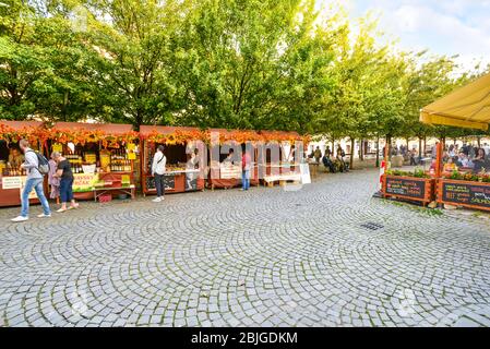 Les touristes apprécient les magasins et les restaurants d'une journée d'automne dans les cafés de la place du marché de l'île Kampa, près du pont Charles à Prague, en République tchèque Banque D'Images