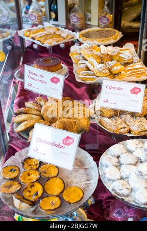 Pâtisseries portugaises traditionnelles pastel de nata et tartes dans la fenêtre de la pâtisserie Pastelaria Nova Camir et café à Guimares, Por Banque D'Images