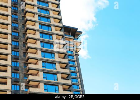 Bâtiment moderne avec fenêtres teintées contre le ciel bleu Banque D'Images