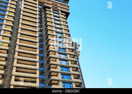 Bâtiment moderne avec fenêtres teintées contre le ciel bleu Banque D'Images