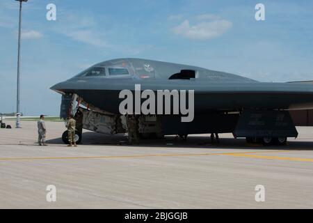 Un bombardier furtif B-2 Spirit et quatre T38 Taloons, assignés à la 509ème Escadre Bomb, ainsi que deux services IIS Thunderbolt A-10 de la 442ème aile Fighter de la réserve aérienne des États-Unis, survolent les installations médicales à travers le Missouri, le 28 avril 2020. La formation est d'honorer tous les professionnels de la santé et de la santé, les employés essentiels et les bénévoles dans la lutte contre la COVID-19. Certains des établissements médicaux que la formation a survolés étaient le Centre médical de centre-ville, l’Hôpital Mercy pour enfants du Nord et du Sud, le Centre médical de Lee’s Summit, la place St. Luke’s, le Centre médical de recherche, Warrensburg Missouri Medica Banque D'Images