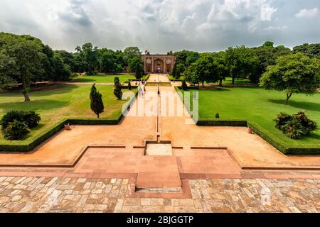 Delhi / Inde - 21 septembre 2019: Charbagh, aménagement quadrilatéral du jardin islamique divisé par des allées, tombe de Humayun, mausolée de l'empereur Mughal Banque D'Images