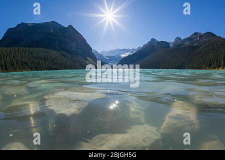 Lac Louise avec des rayons de soleil et des monts Albert et Fairfax dans le parc national Banff, Canada Banque D'Images