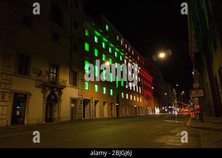 Roma, Italie. 29 avril 2020. Vue sur la via del Tritone avec un bâtiment illuminé avec des couleurs du drapeau italien (photo de Matteo Nardone/Pacific Press) crédit: Pacific Press Agency/Alay Live News Banque D'Images