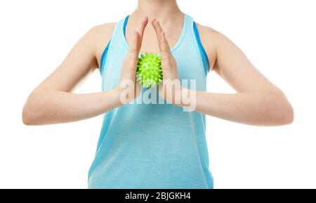 Femme faisant des exercices avec boule de caoutchouc sur fond blanc Banque D'Images