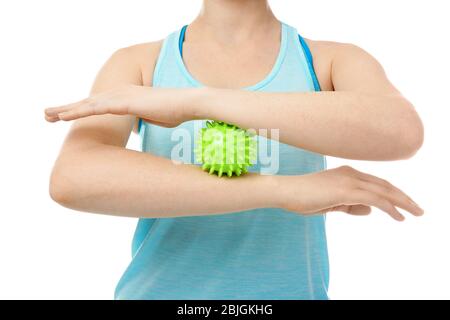 Femme faisant des exercices avec boule de caoutchouc sur fond blanc, closeup Banque D'Images