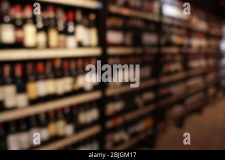 Vue floue des différents types de vins sur les étagères de la boutique Banque D'Images