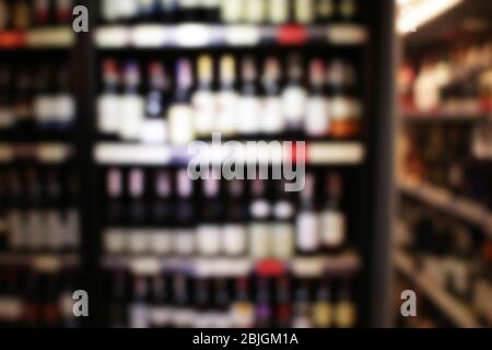Vue floue des différents types de vins sur les étagères de la boutique Banque D'Images