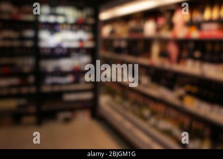 Vue floue des différents types de vins sur les étagères de la boutique Banque D'Images