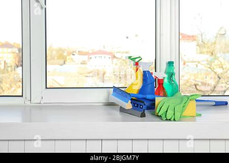 Fournitures de nettoyage sur le bas de caisse Banque D'Images