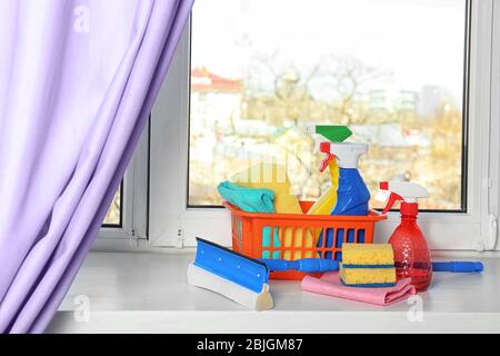 Fournitures de nettoyage sur le bas de caisse Banque D'Images
