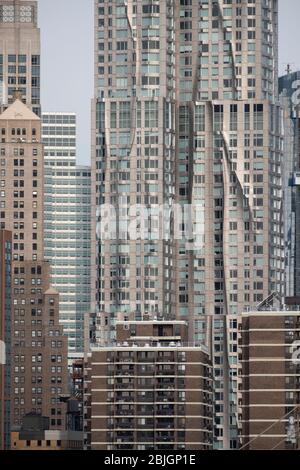 Regroupement moderne de tours de New York agencées dans un éclairage plat vintage Banque D'Images