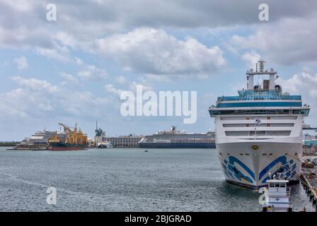 Des bateaux de croisière ont amarré au port de Port Everglades pendant l'écluse du 30 avril 2020 Banque D'Images