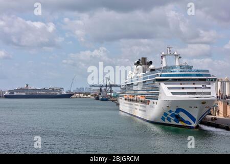 Des bateaux de croisière ont amarré au port de Port Everglades pendant l'écluse du 30 avril 2020 Banque D'Images