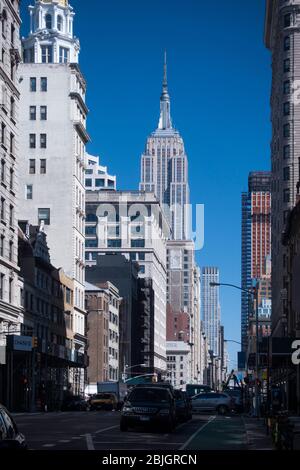 Empire State Building depuis la rue, face à une avenue de New York Banque D'Images