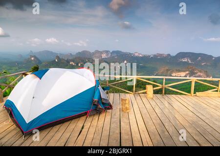 Paysage montagnes vue avec Camping tente sur terrasse en bois pour la détente d'activité de loisirs en plein air. Magnifique paysage de la nature de Campsit Banque D'Images