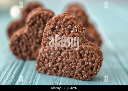 Dessert croustillant en forme de coeur sur fond en bois Banque D'Images