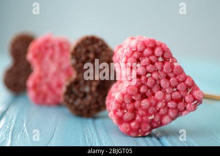 Dessert croustillant en forme de coeur sur fond en bois Banque D'Images