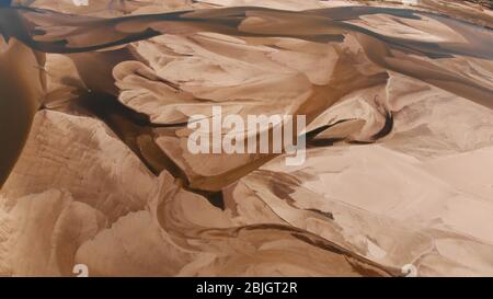Wisla rivière lit de rivière sec fond aérien. Saison de sécheresse en Pologne Banque D'Images