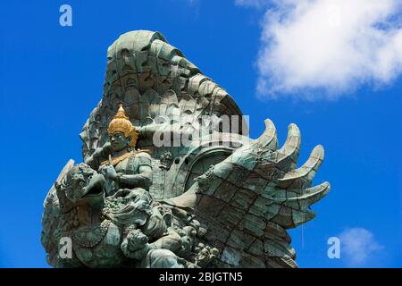 Vishnu monte sur Garuda, statue cossal de Kencana dans le parc culturel de Garuda-Wisnu-Kencana, Nusa Dua, Bali, Indonésie Banque D'Images