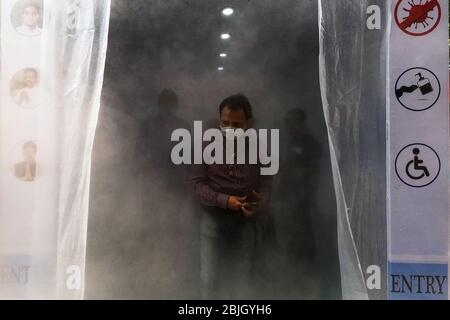 Kolkata, Inde. 29 avril 2020. Inde : les gens passent par la cabine de vaporisation de désinfectant, installée par l'autorité locale, tout en entrant dans le marché local. (Photo de Sudipta Pan/Pacific Press) crédit: Agence de presse du Pacifique/Alay Live News Banque D'Images