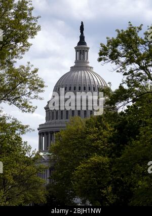 Washington, États-Unis. 29 avril 2020. Le Capitole des États-Unis est vu à Washington, DC le mercredi 29 avril 2020. Le Sénat a annoncé qu'ils reviendrez la semaine prochaine dans le contexte de la pandémie de coronavirus. Photo de Kevin Dietsch/UPI crédit: UPI/Alay Live News Banque D'Images