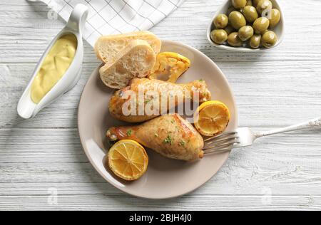 Délicieux morceaux de poulet avec citron sur la plaque Banque D'Images