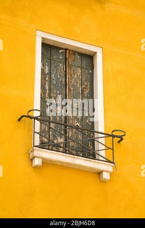Dans la fenêtre de Campo Santo Stefano, quartier de San Marco, Venise, Italie Banque D'Images