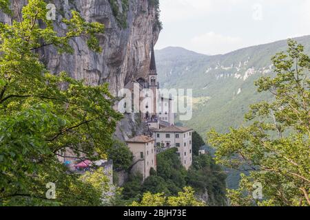 Italie, Ferrara di Monte Baldo - 03 juin 2018 : la vue de l'église construite en montagne, le Sanctuaire de Madonna della Corona le 03 juin 2018, Vénétie Banque D'Images